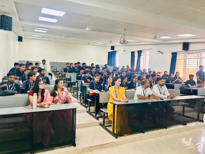 A full college hall at a Coding Sharks AI session